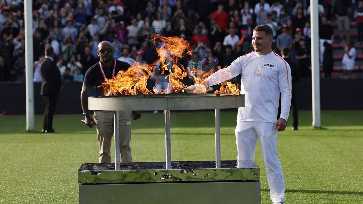 Paris 2024 : Retour sur le passage de la flamme olympique en Haute-Garonne avec Antoine Dupont et la famille Ntamack