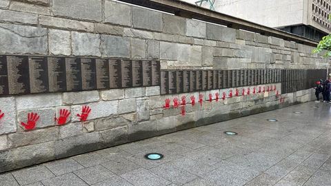 Paris : Des mains rouges taguées sur le Mur des Justes du Mémorial de la Shoah