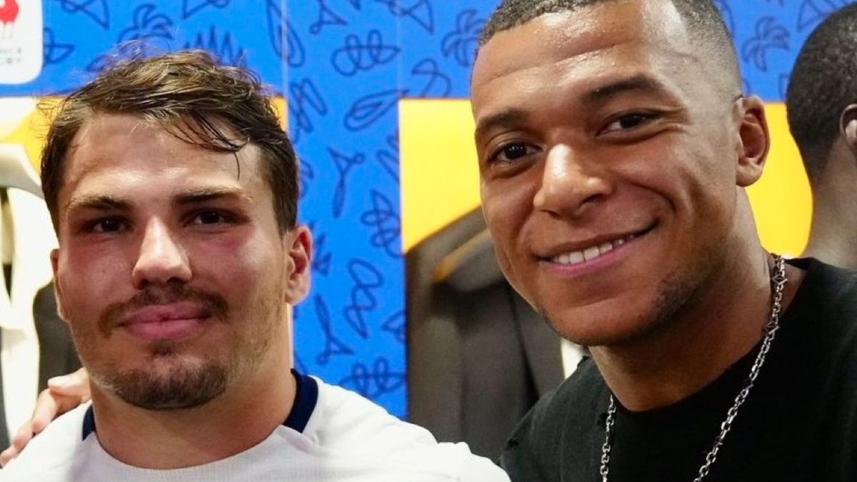 Suite à la blessure de Kylian Mbappé, Antoine Dupont lui offre un "code de réduction" pour un masque