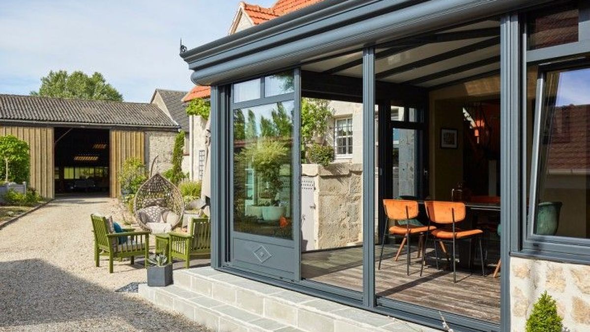 Découvrez les avantages d'une véranda pour votre maison : confort et style toute l'année
