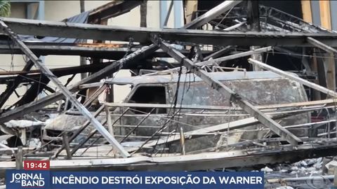 Devastador incendio en la exposición de Warner Bros en Río: multitud de objetos reducidos a cenizas