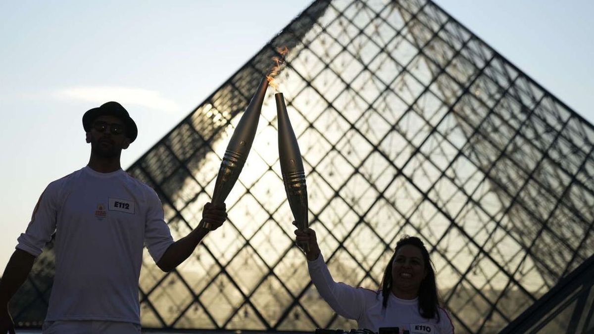 El relevo cruzó el Louvre antes de iniciar su última etapa hacia el Hôtel de Ville