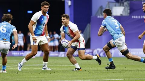 Rugby 7s: Despite a fierce fight against Uruguay, the Blues qualify for the quarter-finals.