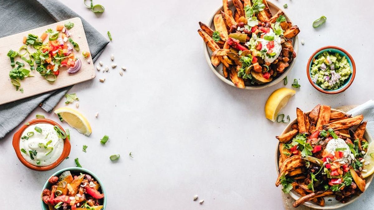 Practical guide to choosing between Deliveroo and Uber Eats