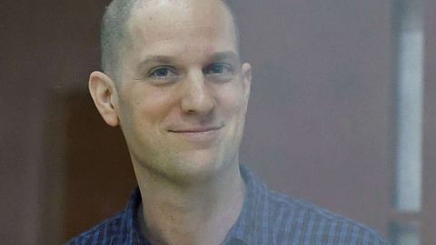 El periodista estadounidense Evan Gershkovich liberado en intercambio de prisioneros con Rusia: Joe Biden felicita una “hazaña diplomática”