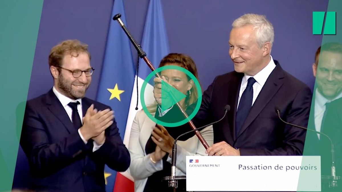 Antoine Armand, successeur de Bruno Le Maire, reçoit de ce dernier un makila basque en cadeau