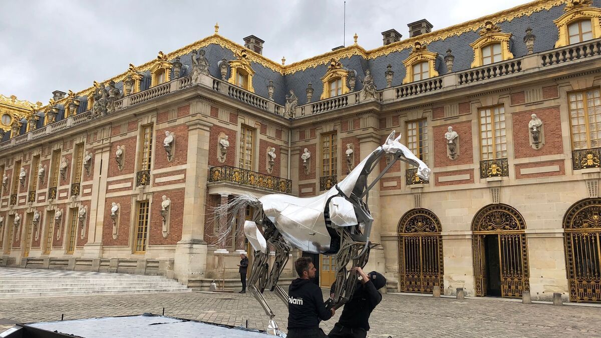 Le cheval en métal des Jeux Olympiques arrive au Château de Versailles !