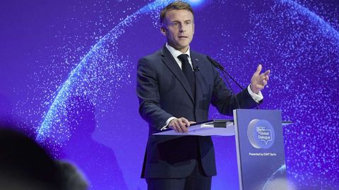 Macron donne son accord à une taxe "exceptionnelle" pour les grandes entreprises tout en soulignant sa nécessité d'être "limitée"