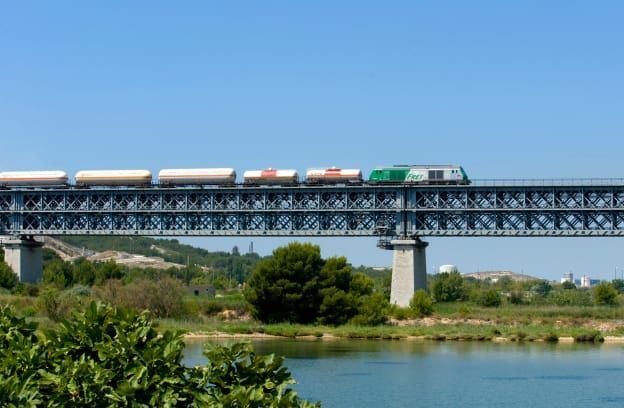 Odkryj innowacje i usługi SNCF Logistics we Francji na rok 2024. Zoptymalizuj swoje rozwiązania transportowe i logistyczne dzięki naszej wiedzy specjalistycznej i naszej najnowocześniejszej sieci kolejowej.