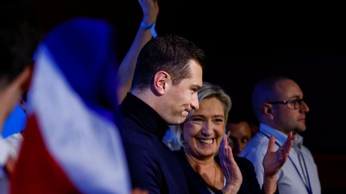 "Après des interrogations sur la censure, le RN se recentre sur le populisme se définissant comme le « parti de la vérité »".