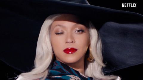 Beyoncé adresse un signe à Netflix avant de livrer une performance en direct lors d'un match de NFL pour Noël