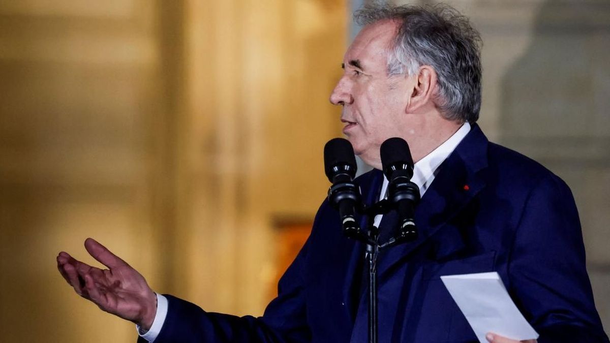 Emmanuel Macron demande à François Bayrou de discuter avec les partis politiques à l'exclusion de LFI et RN