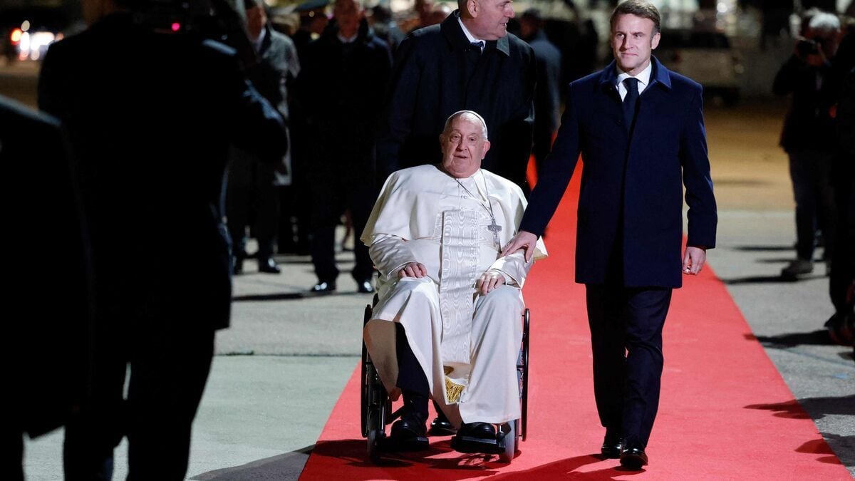 Le Pape François retourne à Rome suite à sa visite en Corse et une discussion avec Macron