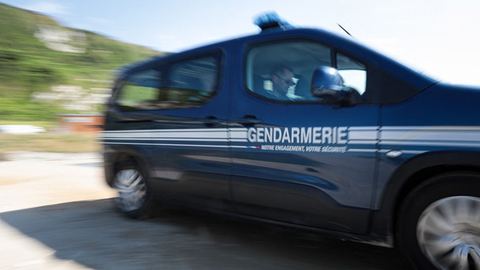 Un couple, intrigué par un véhicule suspect, fait demi-tour et surprend deux voleurs en pleine effraction de leur domicile
