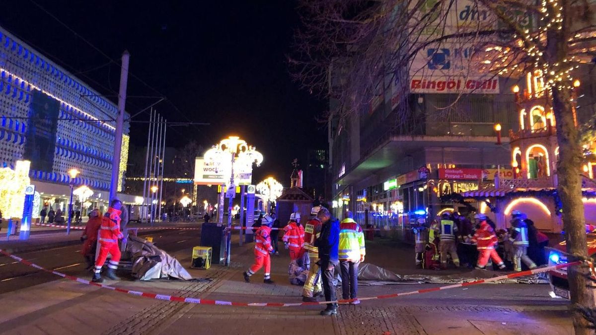 Véhicule lancé sur un marché de Noël, les autorités évoquent un possible attentat