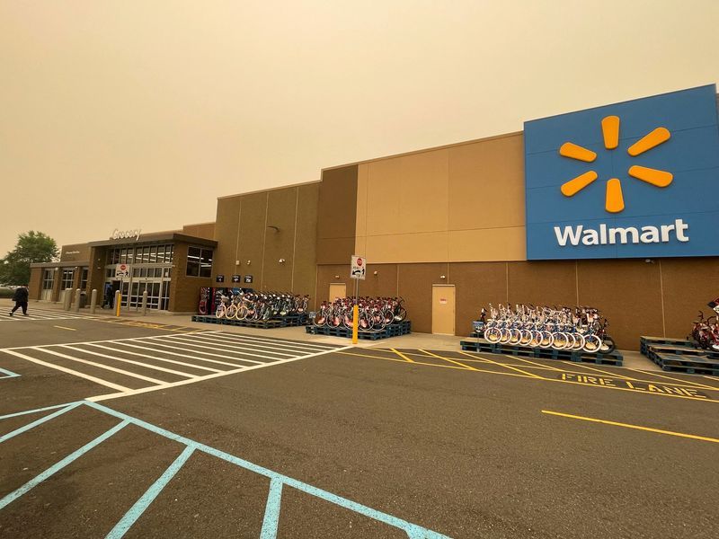 learn about walmart's impact on the dow jones index and how this retail giant influences stock market trends. analysis of performance, investments and economic prospects associated with Walmart in the context of the Dow Jones.