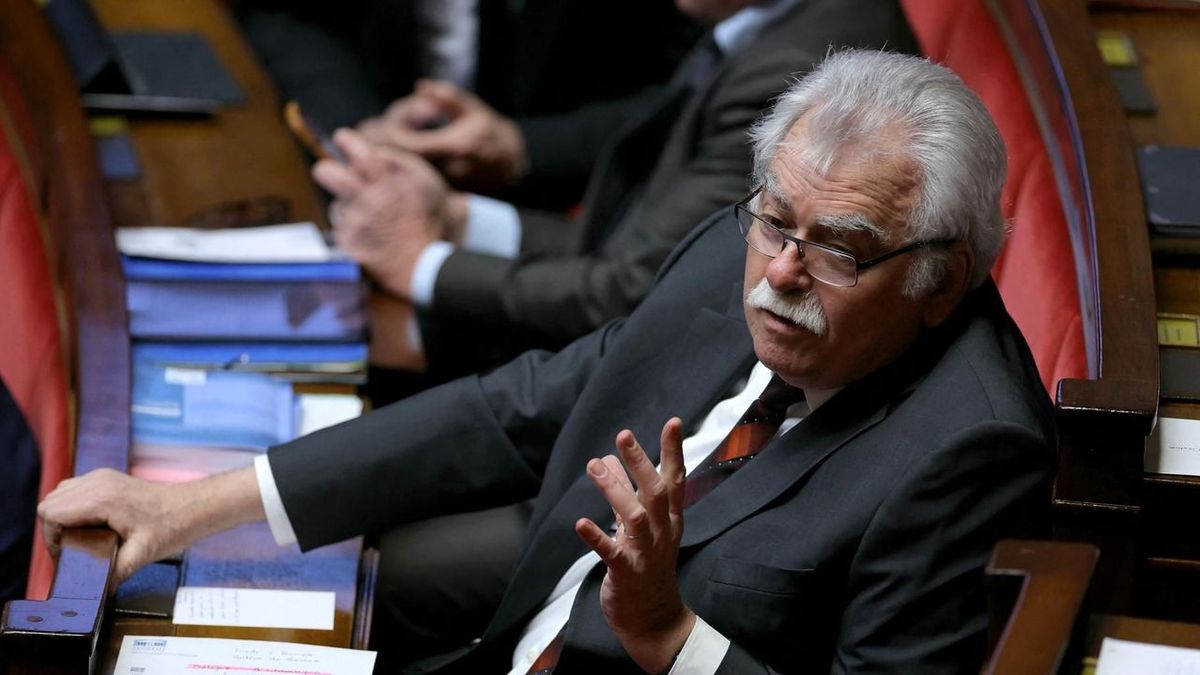André Chassaigne, député symbolique, abandonnera son poste pour une fonction d'adjoint municipal.