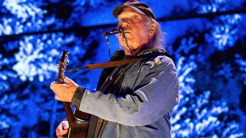 Neil Young confirme sa participation au festival de Glastonbury malgré une 'erreur' en Français.