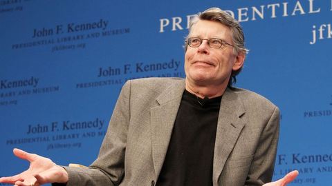 Stephen King prophétisait un futur effrayant pour les États-Unis en 2025 dans son roman dystopique "Running Man" et les similitudes sont troublantes.