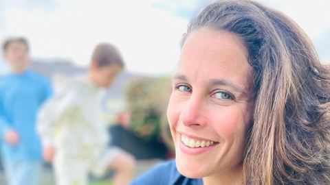 Clémence Castel (« Koh-Lanta ») et sa partenaire accueillent une petite fille