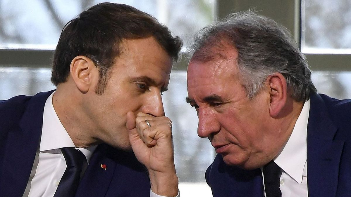 Le taux d'approbation de Macron reste stable au plus bas, celui de Bayrou s'améliore.