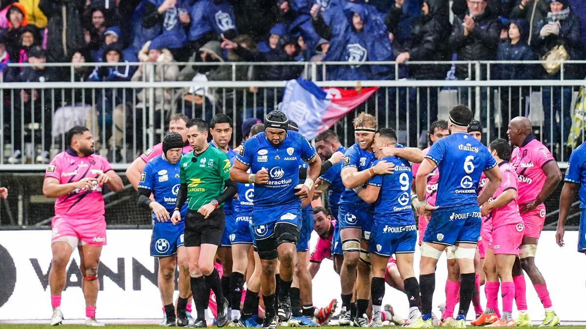 Rugby : les joueurs de Vannes se préparent en aidant à libérer une voiture coincée, la vidéo.