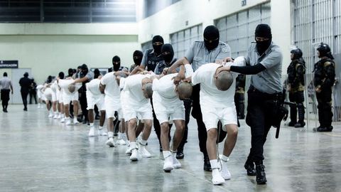 Plus de 200 membres supposés de gangs renvoyés des Etats-Unis reçus au Salvador en vertu d'une loi de guerre