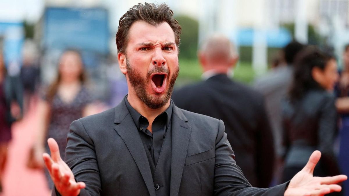 À Cannes, Michaël Youn et Kev Adams adoptent un look chauve sur le tapis rouge