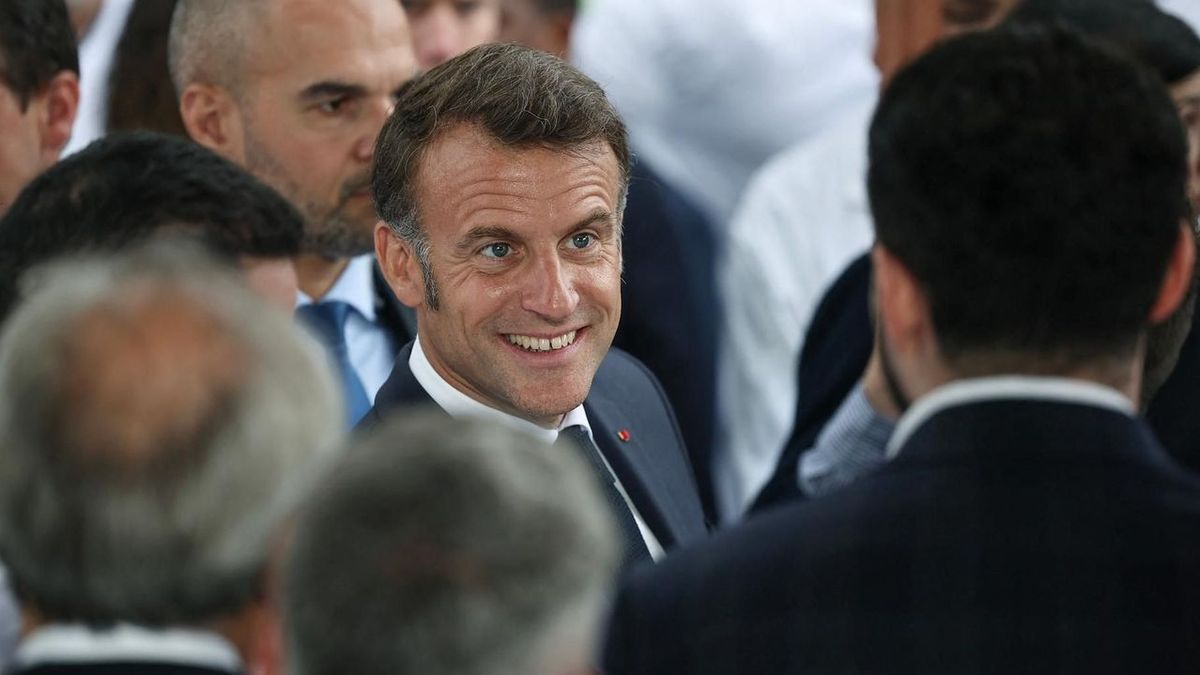Macron reçoit les dirigeants d'entreprise à Versailles dans l'espoir d'une somme d'argent astronomique