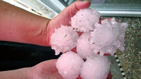 Des grêlons gigantesques, une 'supercellule', des inondations à Paris... Les photographies des tempêtes féroces qui secouent la France