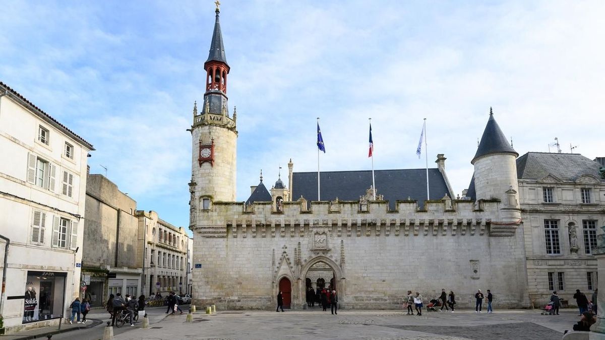 Jean-François Fountaine, Maire de La Rochelle, déclare sa démission effective immédiatement.