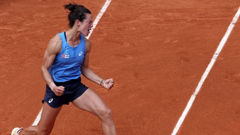 Loïs Boisson, la dernière Tricolore qualifiée pour les quarts au terme d'un match palpitant, Novak Djokovic affrontera Alexander Zverev