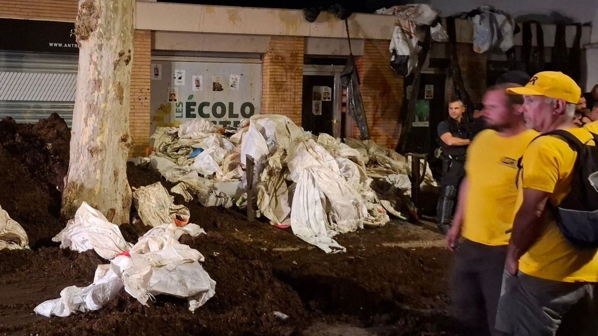 A Toulouse et Limoges, des Agriculteurs Épandent du Fumier et des Déchets sur les Bureaux des Écologistes