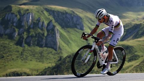 EN DIRECT | Tadej Pogacar domine ses concurrents à la première ascension montagneuse du Tour de France 2025 et récupère le maillot jaune