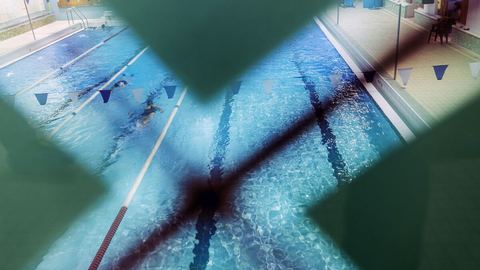 Face à une hausse record de plaintes pour voyeurisme, les piscines parisiennes deviennent un terrain de jeu pour les pervers