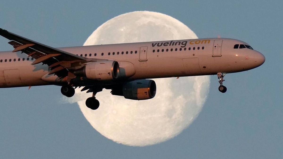 La compagnie Vueling critiquée pour "discrimination" après avoir fait sortir des adolescents juifs français d'un avion; la compagnie aérienne espagnole réfute les accusations.