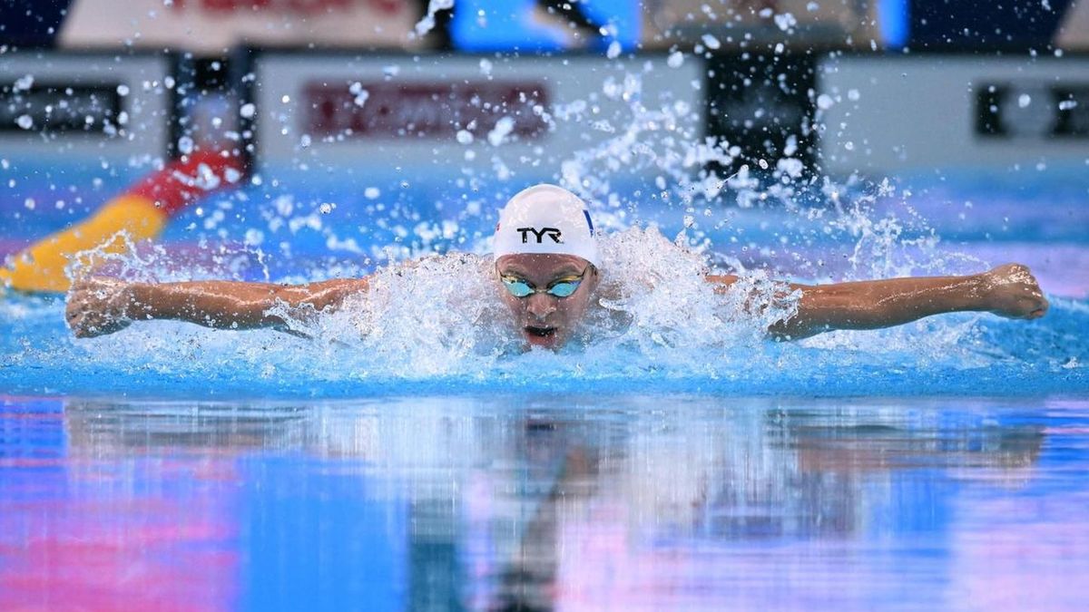 Léon Marchand couronné champion du monde du 200 m quatre nages après avoir battu le record du monde la veille