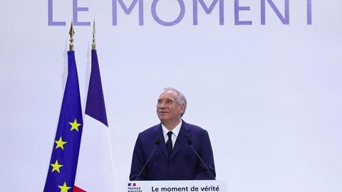 "Un emblème d'agression sociale" : le budget Bayrou selon Jean-Luc Mélenchon, jugé comme "une offense à notre patrimoine" par le RN