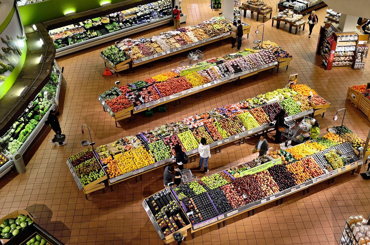 Une démarche durable qui fait sens sur toute la ligne />\r\nDerrière les produits, une démarche de fond se déploie depuis des années. L’enseigne ne cherche pas simplement à vendre du terroir : elle défend une vision responsable et durable. Le choix du circuit court, de l’élevage local, du conditionnement réfléchi témoigne de cette cohérence.\r\n\r\nLes producteurs impliqués partagent des valeurs communes. Ils ne font pas la course au rendement, mais cultivent un lien respectueux avec leurs animaux et leurs terres. L’approche RSE, récompensée par un label « Engagé – Niveau Exemplaire », valide cette stratégie de long terme.\r\n\r\nCette rigueur rejaillit dans l’expérience client. Acheter un produit ici, ce n’est pas seulement remplir un panier. C’est participer à un écosystème vivant, où chaque acteur compte : du paysan au préparateur, du cuisinier au vendeur. Une invitation à consommer autrement, sans renoncer au goût.</div> <section class=