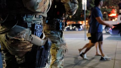Les gardes nationaux militaires déployés à Washington commencent à s'armer