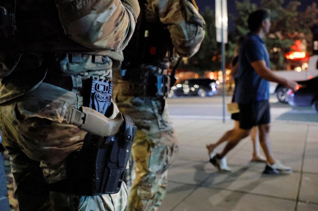 Les gardes nationaux militaires déployés à Washington commencent à s'armer