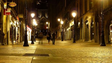 Suite à une nuit d'agressions, un corps incendié découvert dans une voiture en flammes