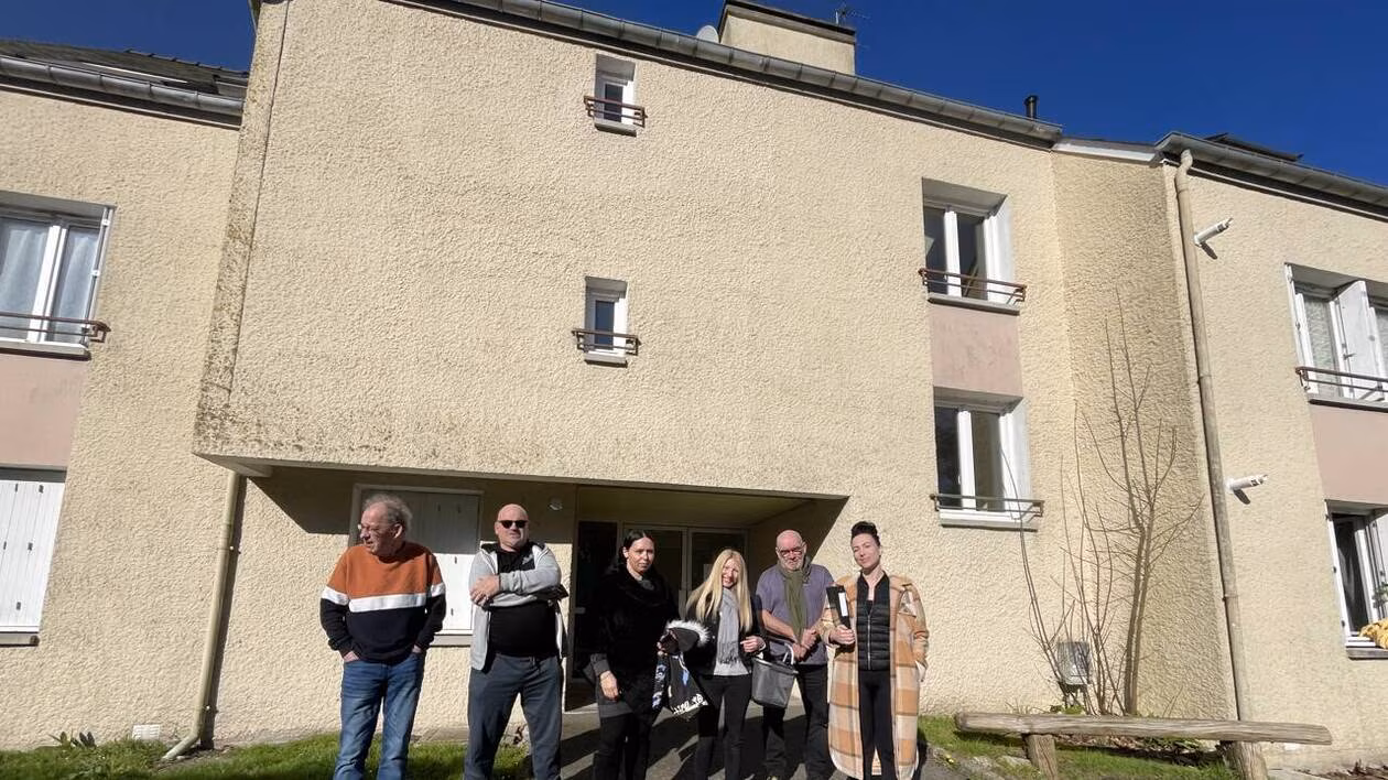 Locataires dénoncent des logements sociaux insalubres en Bretagne.