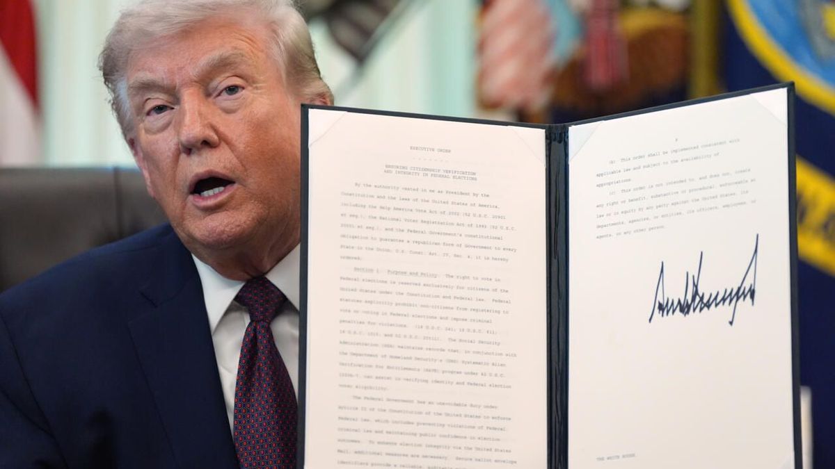 Donald Trump signe un décret pour durcir le vote par correspondance.
