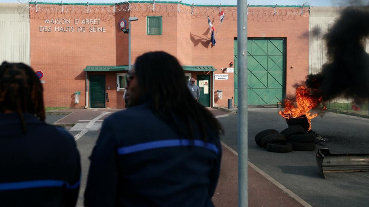 «En colère, les agents pénitentiaires français bloquent les prisons pour plus de moyens»