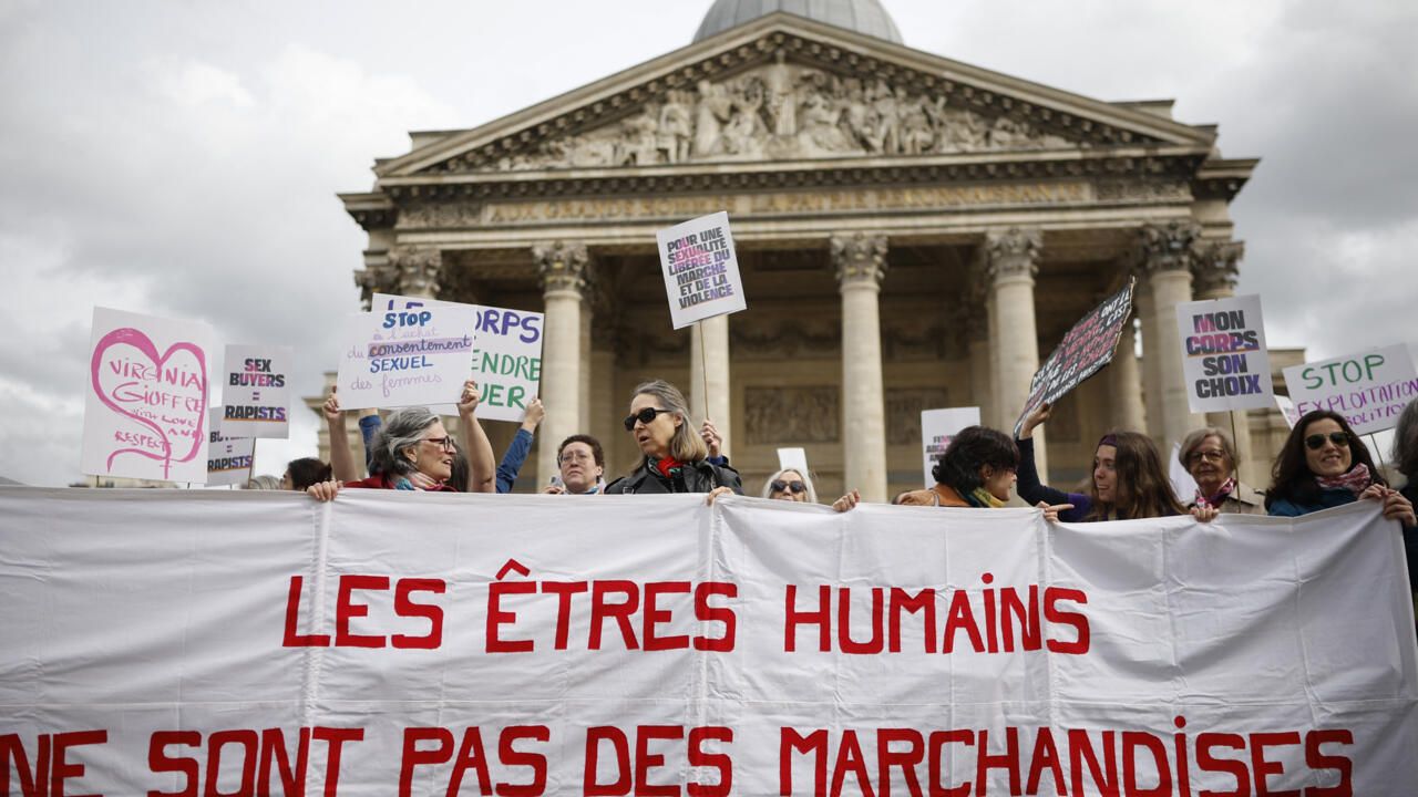 France : 500 manifestants à Paris pour l'abolition de la prostitution, dix ans après la loi de 2016.