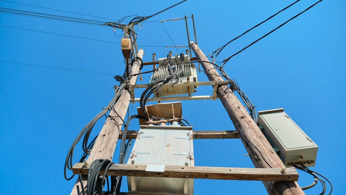 Il heurte un poteau électrique et plonge le quartier dans le noir.