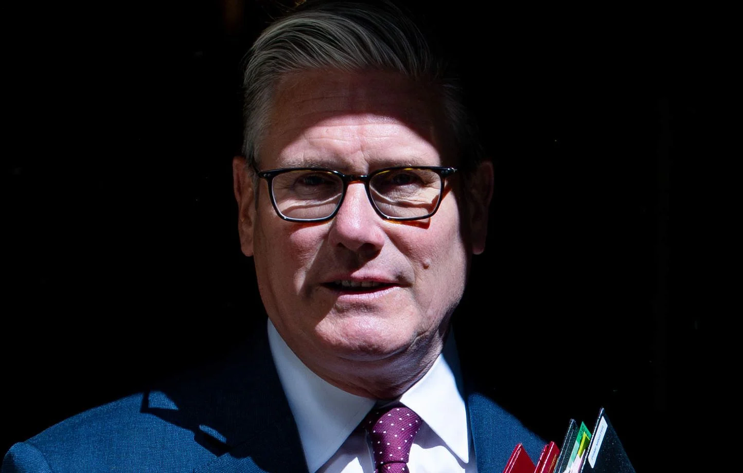 Royaume-Uni : Keir Starmer sous pression après une lourde défaite électorale.