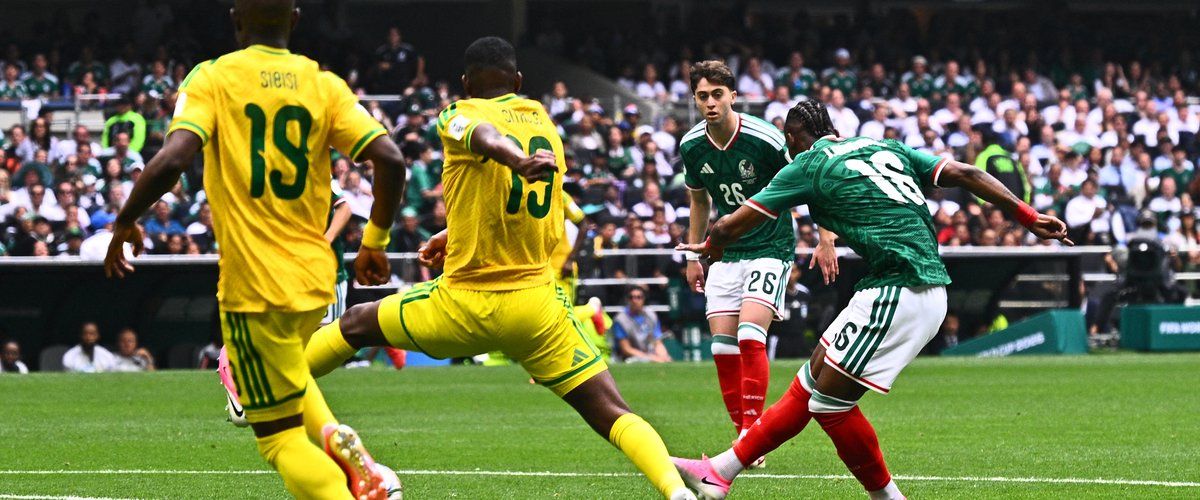Coupe du monde 2026 : le Mexique débute en beauté avec une victoire 2-0 face à l'Afrique du Sud, réduite à neuf, dans un stade Aztèque en feu.