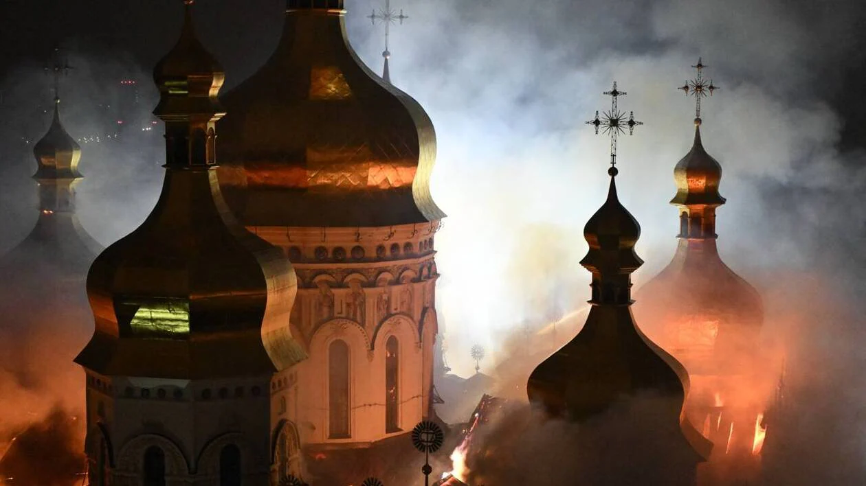 EN IMAGES. Guerre en Ukraine : la cathédrale de la Dormition en flammes après des frappes russes.